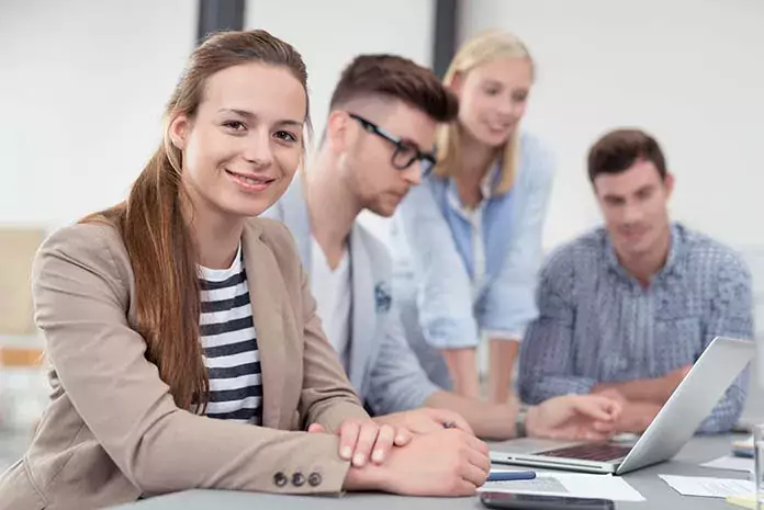 Symbolbild eines Studenten, der einen Antrag ausfüllt, mit Paragrafenzeichen